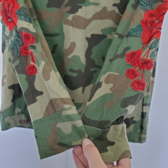 3for$25 YRLA Young and Reckless camo long sleeve rose embroidered shirt flowers - Picture 4 of 7